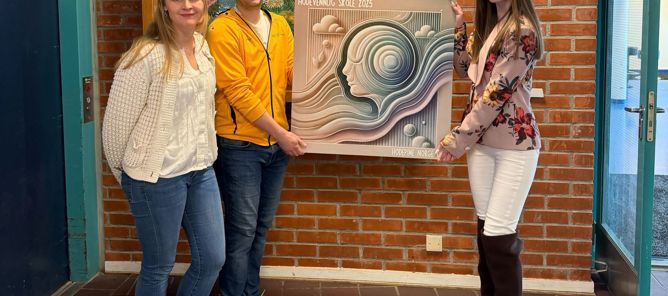 en gruppe mennesker som poserer for et bilde