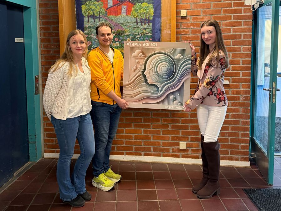 en gruppe mennesker som poserer for et bilde